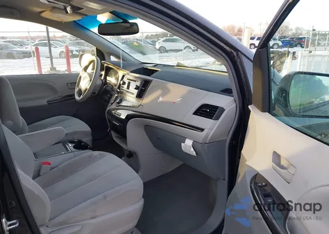 2013 Toyota Sienna Le V6 8 Passenger z USA, uszkodzony, nr VIN 5TDKK3DC7DS402321